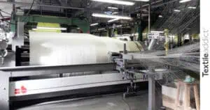 photo de l'ensouple pendant l'ourdissage pour le tissage