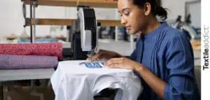 photo d’une femme en train de broder un logo sur un tee-shirt