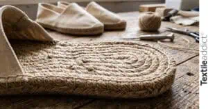 Gros plan sur la semelle en corde de jute tressée à la main d'une espadrille artisanale fabriquée à Mauléon