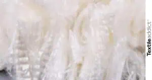 Gros plan sur des fibres de chitine issues de carapaces de crabe, une matière textile biodégradable et durable, utilisée dans les vêtements et textiles médicaux.