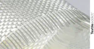 Gros plan sur des filaments de fibre de verre, un matériau minéral résistant utilisé dans le textile technique, l’isolation et les composites, illustrant sa polyvalence et ses applications durables.