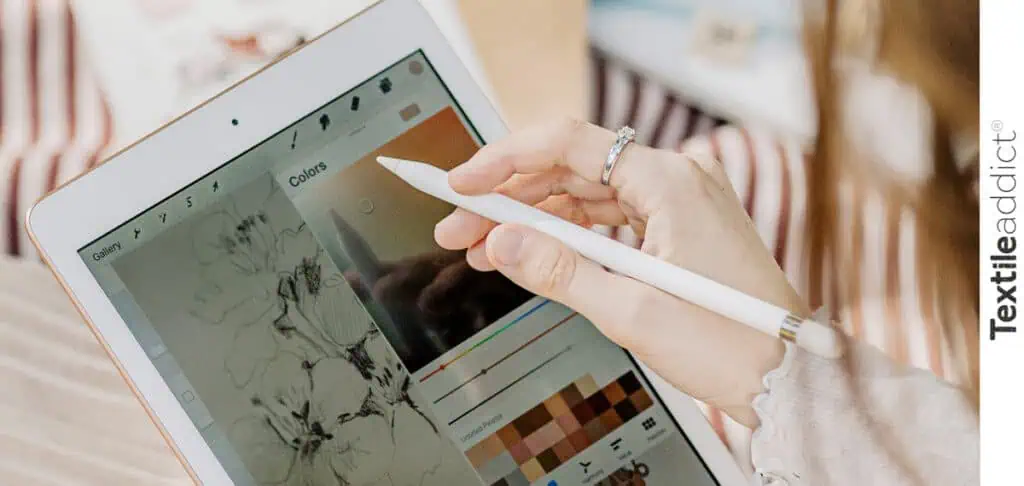 Illustration d’un designer textile travaillant sur une tablette graphique pour concevoir un motif floral répétitif, destiné à une collection de tissus imprimés. Le processus inclut la recherche de tendances, la coloration et la mise au rapport pour une impression numérique ou sérigraphique, garantissant un rendu esthétique et fonctionnel pour la mode ou la décoration.