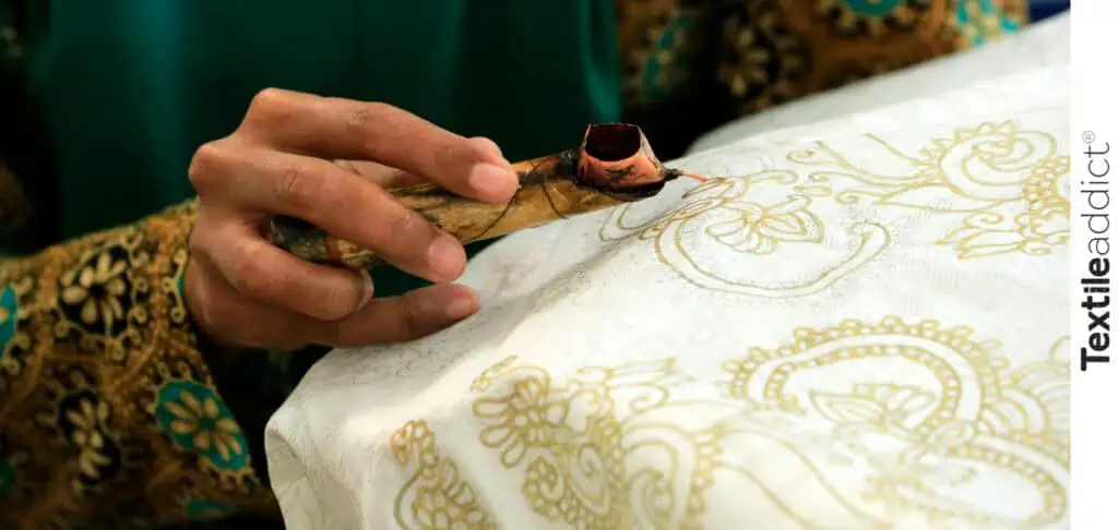 application de la méthode d'impression du batik artisanal sur tissu
