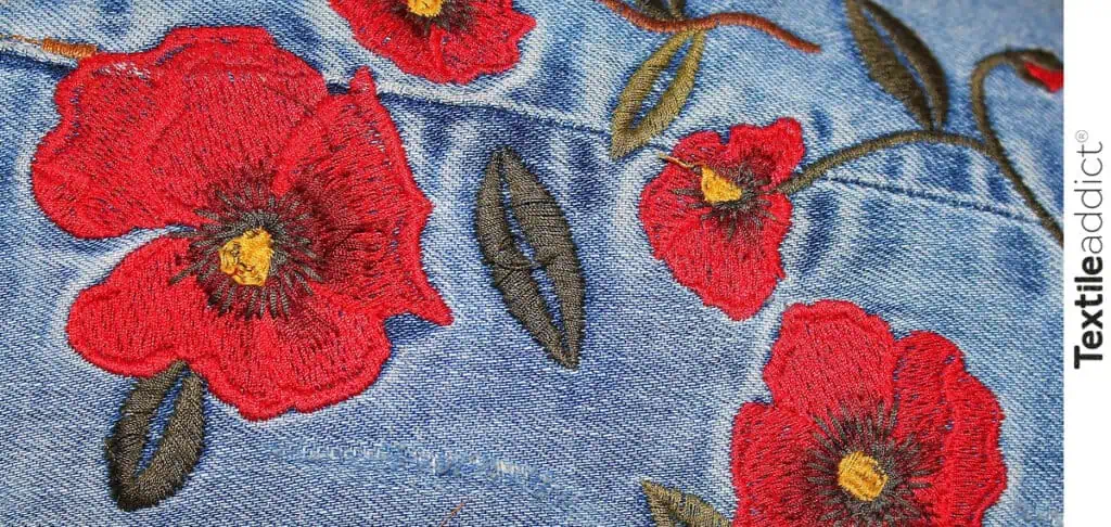 Broderie industrielle appliquée sur un tissu jeans
