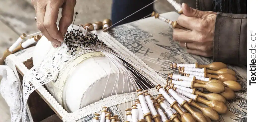 Dentelle aux fuseaux en cours de réalisation