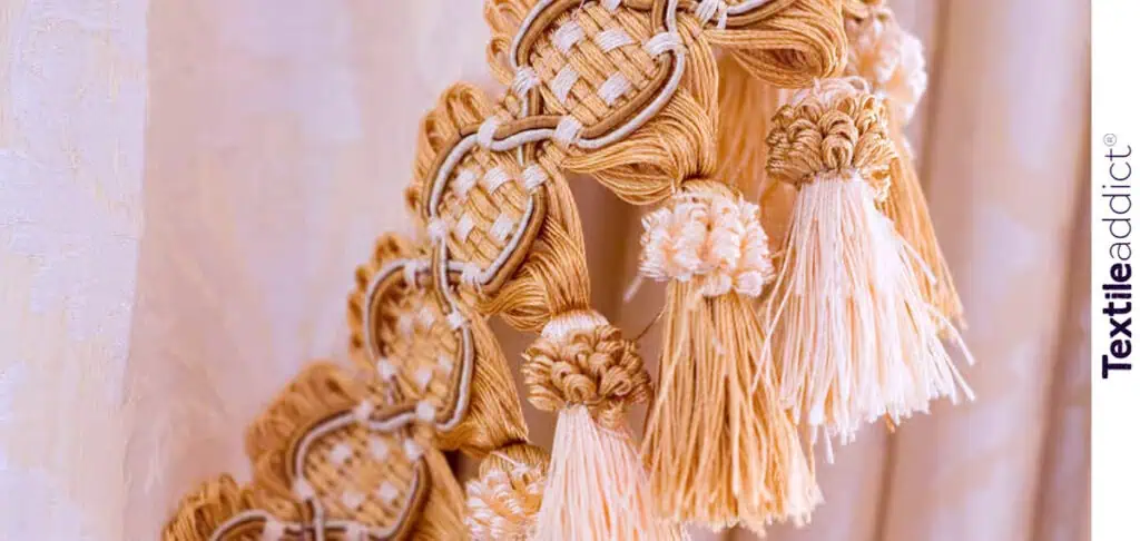 Pompons et galons élégants en passementerie