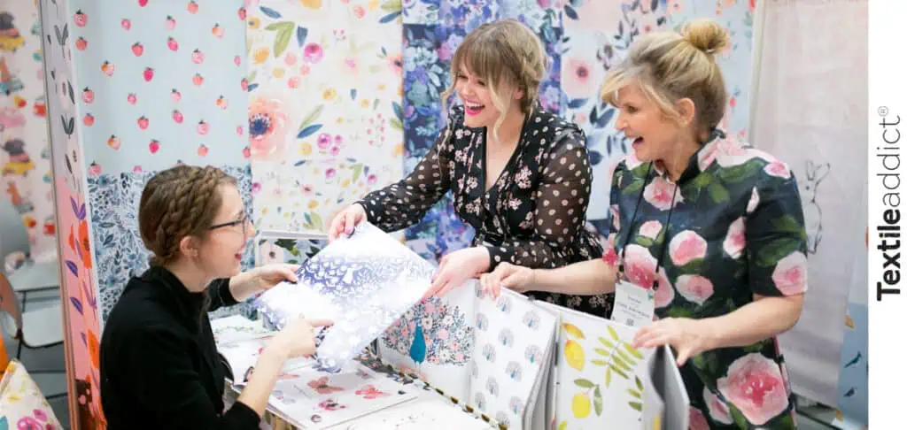 photo de designers exposant au salon de design textile surtex