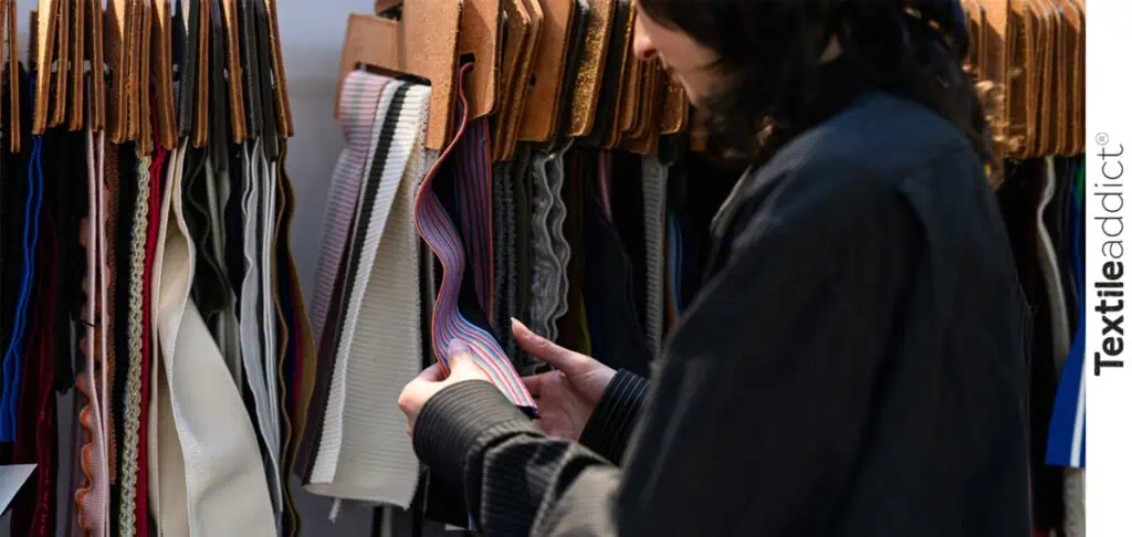 photo d'un prefessionnel faisant son sourcing textile au salon made in france premiere vision