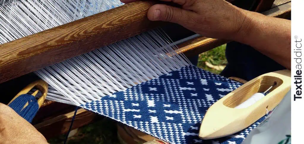 Métier à tisser artisanal en fonctionnement