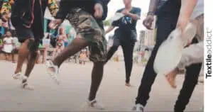 photo du clip video de COCORICO D’AFRIK LÊKÊ avec des sandales méduse