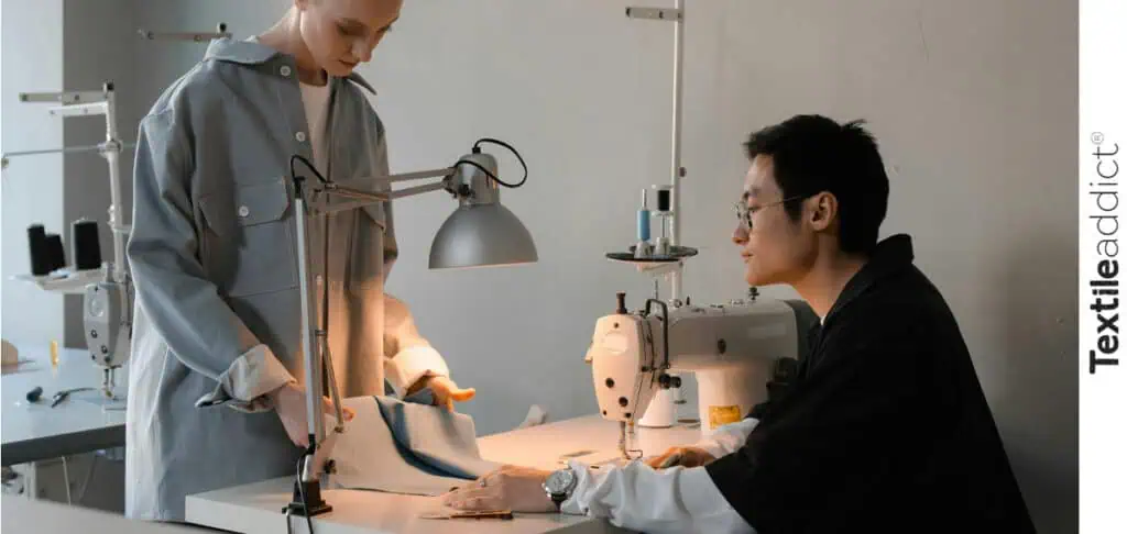 Un jeune designer textile apprend la couture dans un Fablab pour prototyper une collection de vêtement.