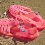 photo de sandales Méduse® sur la plage, l'iconique chaussure mode en plastique