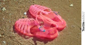 photo de sandales Méduse® sur la plage, l'iconique chaussure mode en plastique