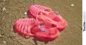 photo de sandales Méduse® sur la plage, l'iconique chaussure mode en plastique