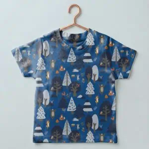Vêtement pour enfant avec motif forêt hivernale en bleu, blanc et orange.