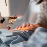 Image de la couture d'un tissu en dentelle