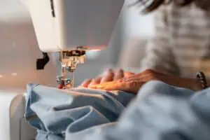 Image de la couture d'un tissu en dentelle