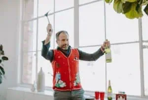 Image d'un homme avec un gilet de Noël